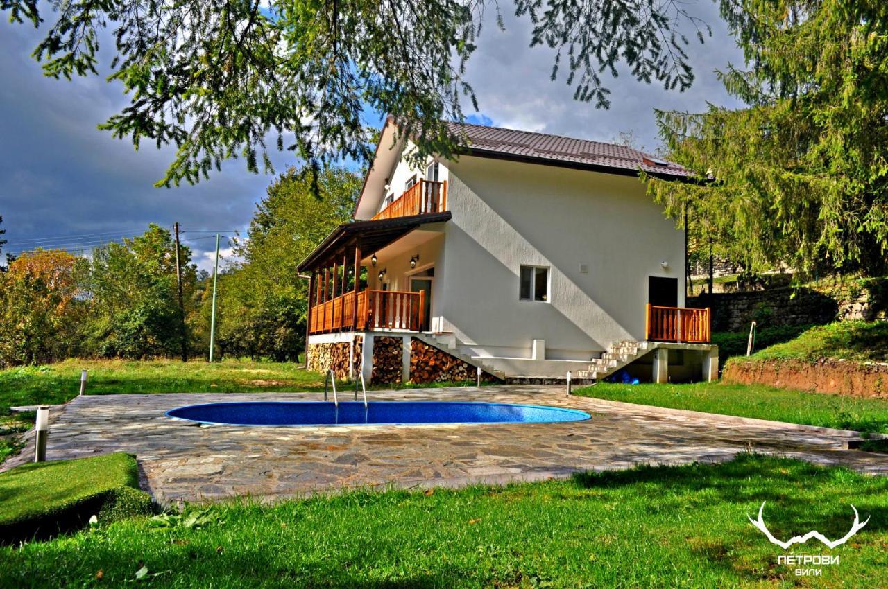Пе́трови Вили Рибариця Екстер'єр фото